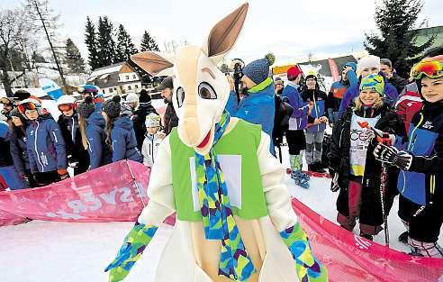 Svitavsko aorlickoústecko 2. února 2018 23 Skiareály patřily olympiádě dětí Poslední přípravy na start (vlevo), maskot Bibi mezi dětskými olympioniky (uprostřed) a plnou parou přes slalom.