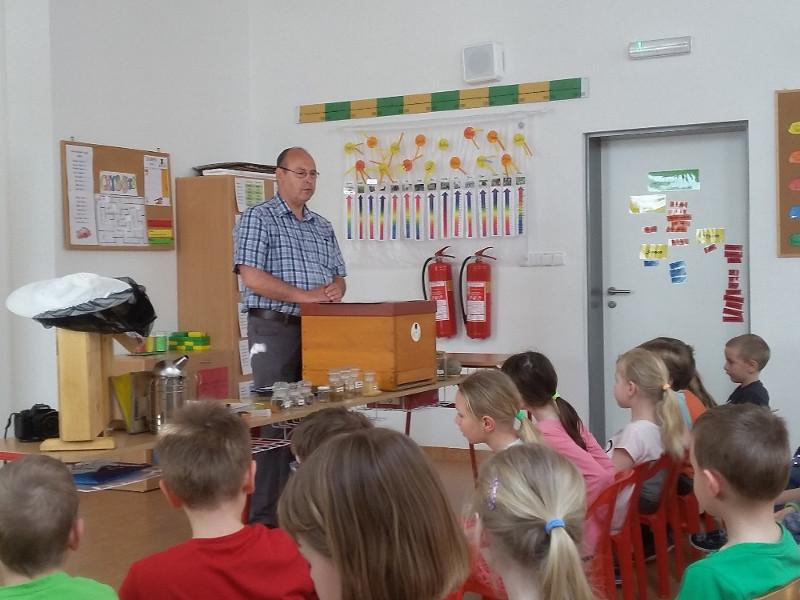 ZPRÁVY ZÁKLADNÍ A MATEŘSKÉ ŠKOLY Zápis žáků do 1. třídy (základní škola) V úterý 10. 4. 2018 proběhl na naší škole zápis žáků do 1. ročníku školního roku 2018/2019.