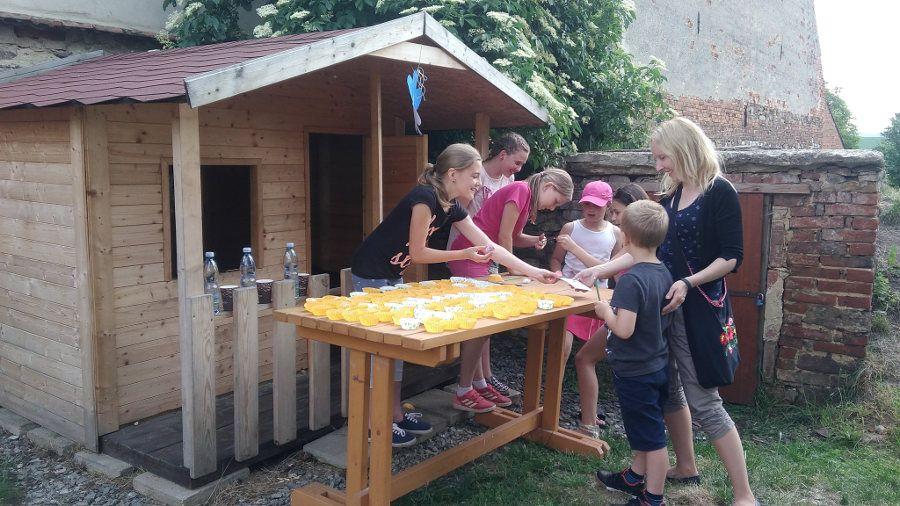 ZPRÁVY ZÁKLADNÍ A MATEŘSKÉ ŠKOLY Zahradní slavnost (základní škola) V pátek 25. května odpoledne se na školní zahradě konala Zahradní slavnost.
