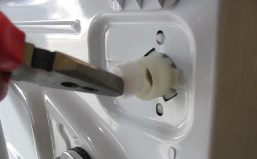 kohoutek, Pomocí plochého šroubováku otevřete kryt filtru, II.