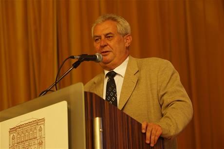 ÚNOR 2010 TREFA STRANA 5 Jsou to pouzí magoři, nebo jen nastrčení provokatéři? Na to se naším prostřednictvím ptá J. R.