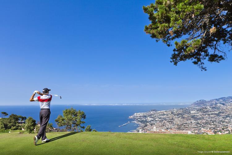 Madeira a Porto Santo Text a foto: Milan Bučík Necelých pět hodin letu z Vídně nebo Prahy se nachází perla Atlantiku a subtropický ráj portugalský ostrov Madeira.