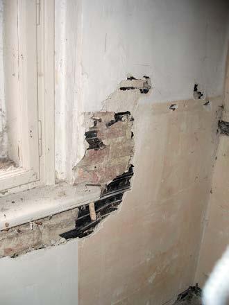 Stavební vývoj ochrany spodní stavby 13 Od první poloviny 19. století se pak hydroizolační vrstvy nejen natíraly dehtem, ale do nátěrů se vkládala papírová lepenka. Tyto postupy vznikaly na stavbě.