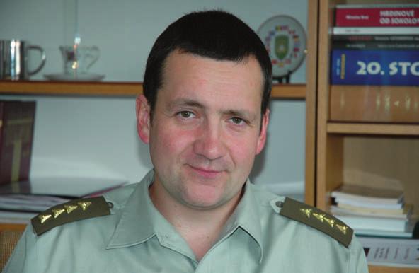DUCHOVNÍ SLUŽBA Role kaplana je odborná v otázkách víry a etiky Kaplani mají dnes v armádě jasné a respektované postavení. Vojenský kaplan kapitán Mgr. Martin Vařeka působí na Univerzitě obrany od 1.