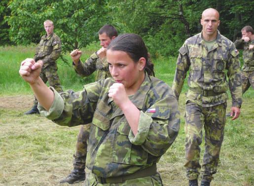 STUDENTSKÁ STRÁNKA Vyvrcholením byl ferratový výstup Na přelomu letošního května a června se konal v oblasti Velký Rabštejn v Jeseníkách Výběrový kurz sebeobrany a boje z blízka, vojenského lezení a