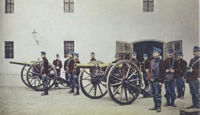 Roku 1904 je dokončena přestavba celého vojenského komplexu do nám donedávna známé podoby. V blízkosti kasáren se dále nacházely kasárna pěchoty, jízdy a výstrojní skladiště.