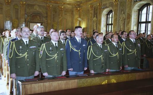 Na radnici slavnostně Noví absolventi kariérových kurzů Univerzity obrany byli slavnostně vyřazeni ve čtvrtek 21. června dopoledne na Nové radnici města Brna.