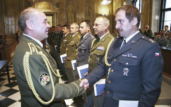 Devadesát důstojníků převzalo z rukou prorektora pro vnější vztahy Univerzity obrany plukovníka gšt. Miloslava Váchy a 1.