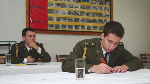 REPORTÁŽ v plném proudu probíhá zkoušení studentů z oboru Zbraně a munice. Mířím nejprve do přípravné místnosti, kde panuje nervózní, ale odlehčená nálada. V kroužku spolužáků zde sedí prap.