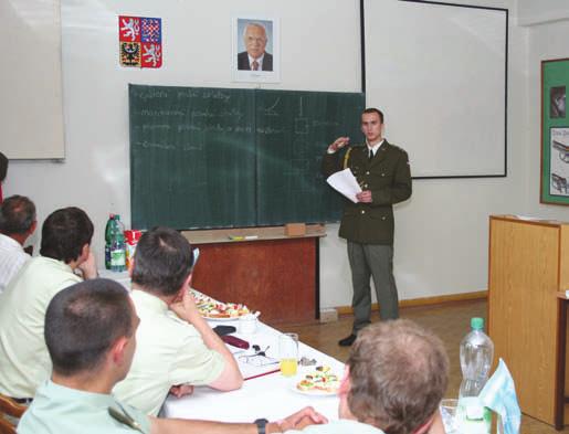 Ačkoliv je jejich četa rozdělena na dvě poloviny, kde ta druhá má termín SZZ až příští den, jsou zde všichni pohromadě a navzájem se podporují jako jeden tým. Ptám se Pavla z čeho má obavy.