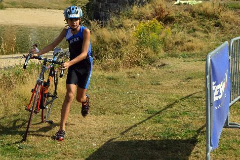 Na cyklistické trati je povinné mít na hlavě zapnutou helmu.