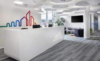 Parmi les locataires du bâtiment appelé Dock In Two, construit par Crestyl, se trouve la société Saint-Gobain, qui a participé à la construction de ce bâtiment unique.
