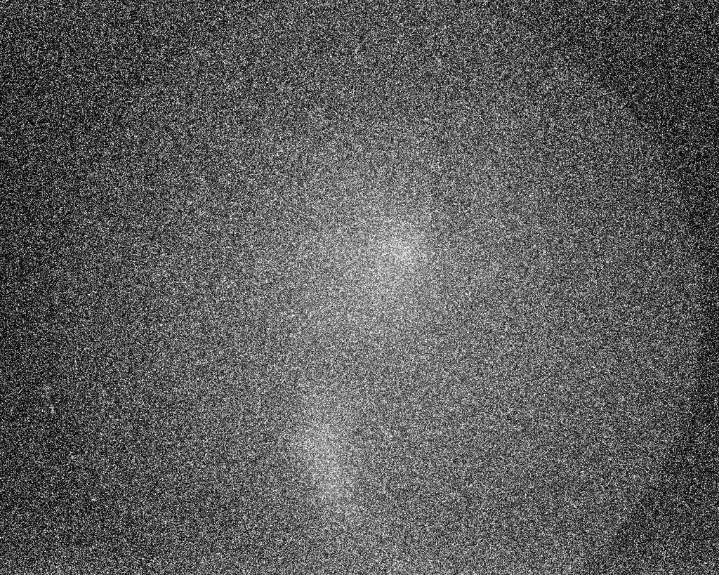 KAPITOLA 6. Výpočty a experimentální uspořádání Obrázek 6.6: Obraz z CMOS kamery snímající luminofor, kde jsou zachyceny světelné záblesky způsobené dvěma elektronovými svazky.