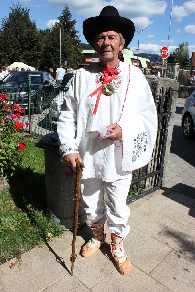 Metoděj Jahn Valašská legenda Když Pánbíček dělil mezi lidi kraje, Slovákovi zem dal, révy žár kde zraje, Hanákovi zase žitné, řepné lány jenom Starý Valach ál tu zadlubaný. A co bude se mnou?