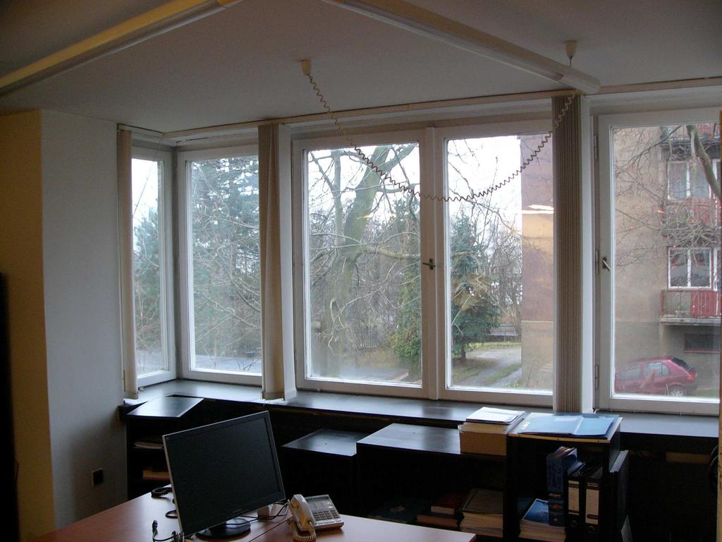 interiér, rohové okno v