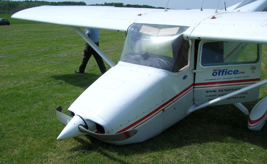 1. Faktické informace Průběh letu Pilot uvedl, že odstartoval z LKCE se dvěma dalšími osobami na palubě ke krátkému letu v okolí letiště.