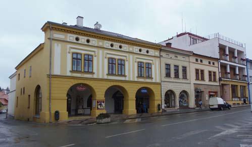 Beková M.: Dobruška na pomezí archeologie a etnografie A174/2012 Zlomky kuthanů s vnitřní zelenou polevou, dva zlomky mají část nožky, nejvyšší dochovaná délka 11 cm, váha 278 g.
