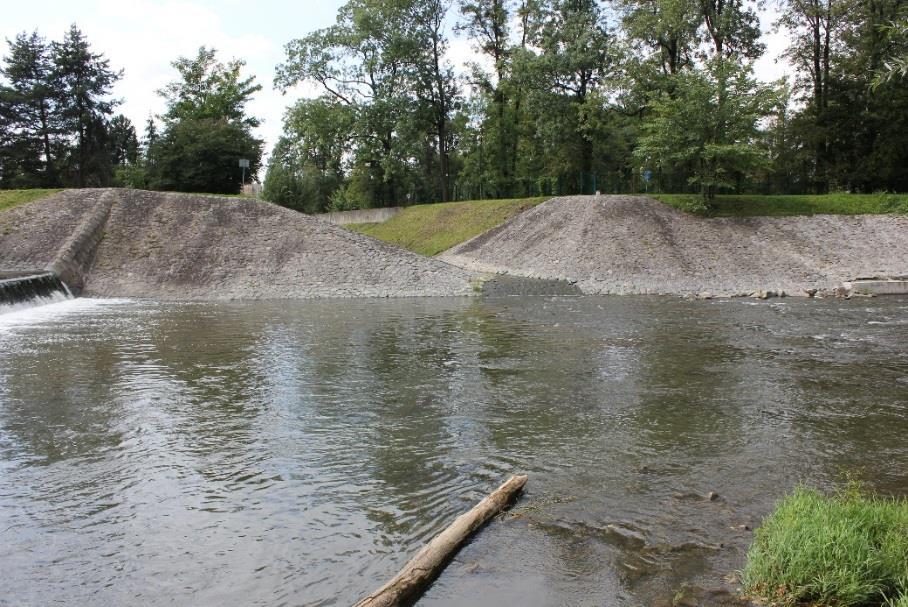Sadový potok (km 38,817) ústí do Olše v místě pod spádovým stupněm a zaústění je opevněno kamennou dlažbou.