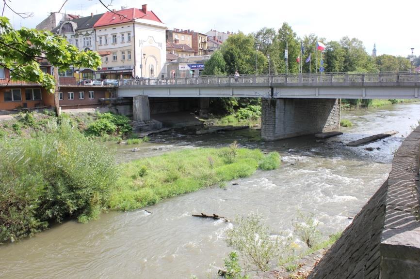 Fotografie 5 Pozůstatky pilířů původního silničního mostu