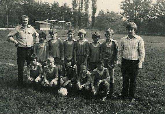 Tělovýchovná jednota Jistebník 11 Ročník : 1977 1978 Muži (III.třída) 12.místo (sestup) 11 bodů skóre 26 : 65 Dorostenci (okresní přebor) 10.