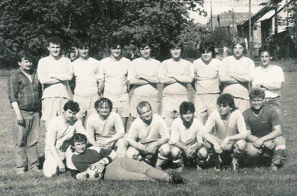Tělovýchovná jednota Jistebník 14 Záběr na další éru našich fotbalistů stojící zleva J.Ertel, M.Sládeček, T.Novák, P.Tomeček, Ivan Lövy, P.Nesvadba,???, Jiří Veselý, R.