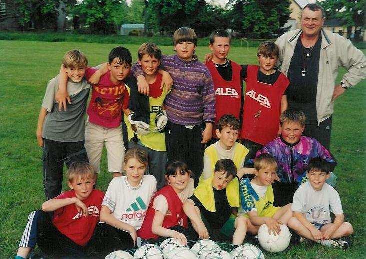 Tělovýchovná jednota Jistebník 17 Skupinové foto družstva benjamínků vedeného A. Krayzlem od svého vzniku hrají tzv. Brušperskou ligu.