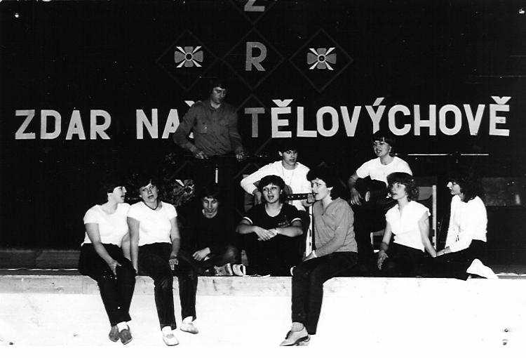 Tělovýchovná jednota Jistebník 26 nácviky skladeb dalších věkových skupin se starali dlouhodobě jiní obětaví členové TJ. Byly to hlavně ženy. Za všechny jmenujme Z. Nováčkovou, A.