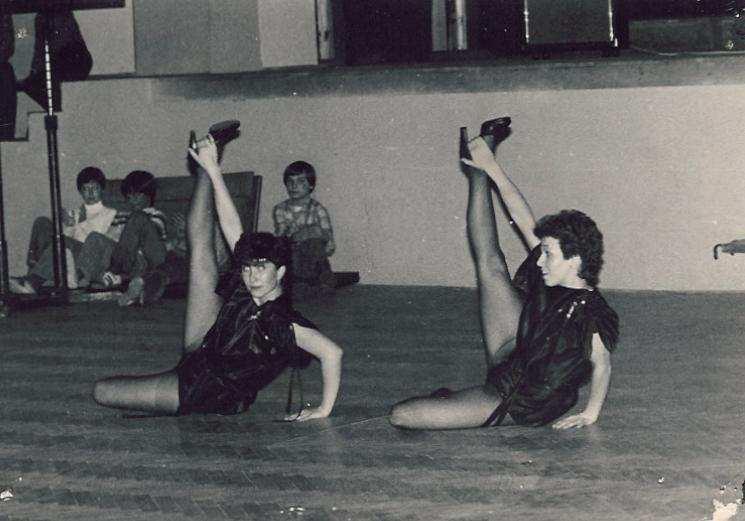 Tělovýchovná jednota Jistebník 27 Akademie r.1983. Duo Jarkas J. Bruzková a J. Lubojacká nacvičilo několik vystoupení, která zpestřovala programy tělovýchovné akademie okolních jednot. Na přelomu 70.