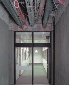 Tyto instalace, jako elektrorozvody a potrubí jsou zpravidla z hořlavých materiálů. Při požáru, např.