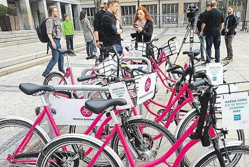 Za první týden registruje provozovatel 4 400 jízd, ztoho dvě třetiny lidí využily službu zdarma. Je to super. Využívám městské kolo vpracovní době krychlému přesunu z magistrátu do centra.