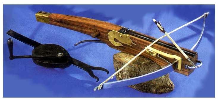 v Evropě používá takzvaný dlouhý anglický luk, a šípy z něj vystřelené dokázaly postřelit 10 cm tlusté dubové dveře. 3.3 Kuše V průběhu 14.
