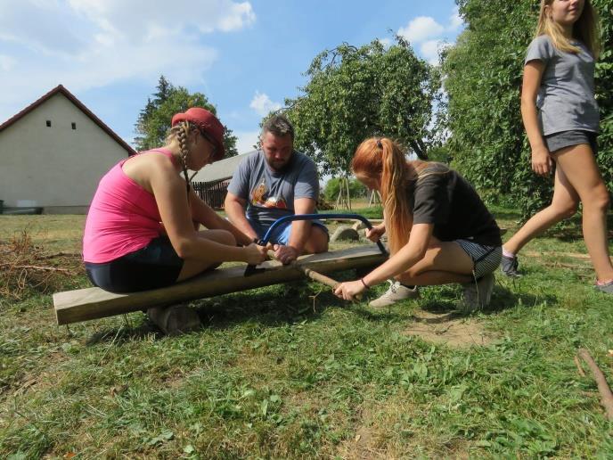 hrocha, amulet, lovili zvěř na obživu, počítali mrtvé, dělali jsme mumie, vyráběli jsme formy na cihly, stavěli pyramidy, šili