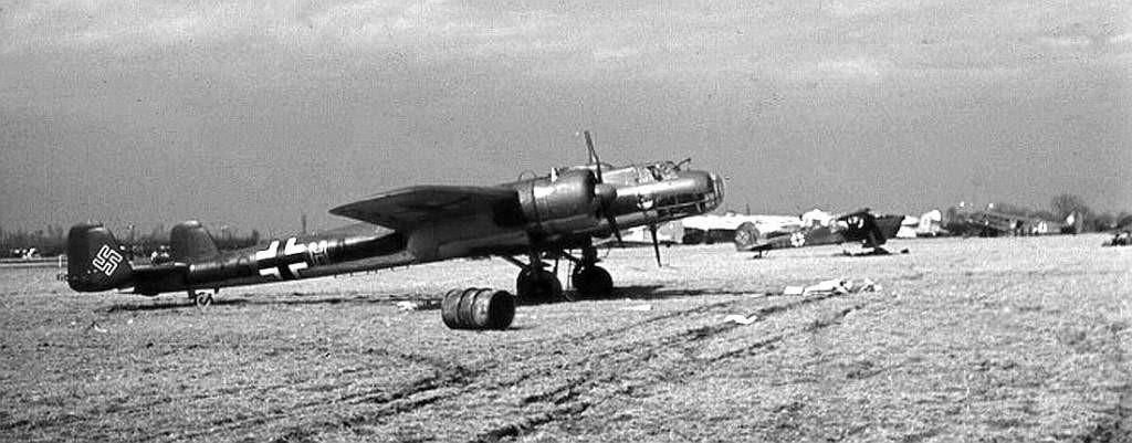 Dornier Do 17 (přezdívaný pro svůj protažený a tenký trup tužka nebo létající tužka) byl německý bombardovací a průzkumný letoun, který během bleskové války tvořil základ bombardovacího letectva