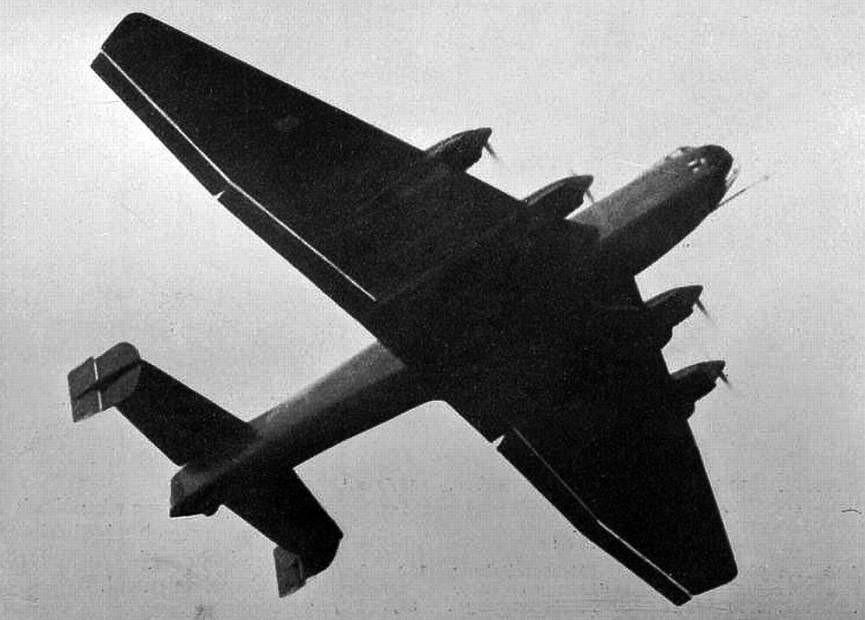 Junkers Ju 89 V roce 1935 začala továrna Junkers pod vedením Ing. Zindela vyvíjet strategický dálkový bombardér Ju 89, určený k ničení cílů hluboko na území SSSR.