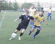 34 fotbal milujeme HRÁČ PODLE VEČERNÍKU KAREL KROUPA V prvním poločase byl častokrát lapen do ofsajdové pasti, stále se ale pohyboval na hrotu a čekal na svou příležitost.