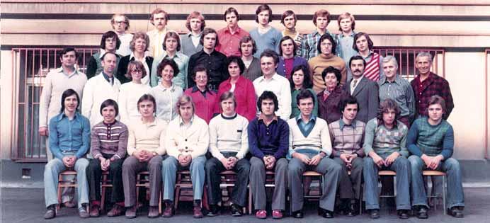 p r o f i l o s o b n o s t i 85 Maturitní ročník SPŠPT Podskalská v roce 1977 s profesorským sborem (2. řada). Karel Melzoch je v horní řadě čtvrtý zleva. tehdejší profesoři.