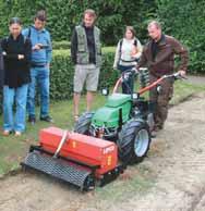 P. Jiříček dále názorně prezentoval použití vertikutátoru Eliet se záběrem 450 mm. Jde o masivní svařenec bez pohonu, který obstarává správně seřízený nožový hřídel.