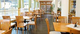 Káva, čaj, minerální voda, pivo (ne pšeničné), stolní víno, nealkoholické nápoje jako limonáda, džusy a šťávy 9.00 21.30 h. v restauraci a v hotelovém baru (částečně formou samoobsluhy).