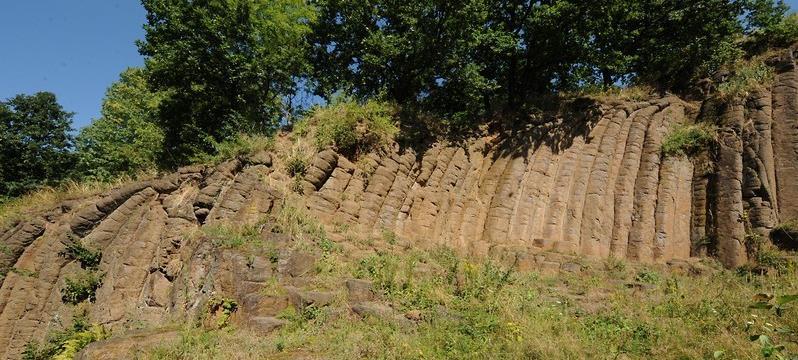 Ve stěně opuštěného lomu jsou dobře vyvinuty sloupce analcimického tefritu. Jednotlivé sloupce mají průměr cca 70 cm, jsou vysoké 6-8 m.