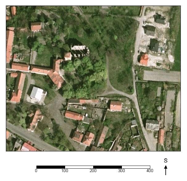 2. Lokalita Panenský Týnec Městys Panenský Týnec se nachází v Ústeckém kraji (dříve okres Louny). Leží mezi městy Louny a Slaný v těsné blízkosti rychlostní silnice R7. Vlastní lokalita, tj.