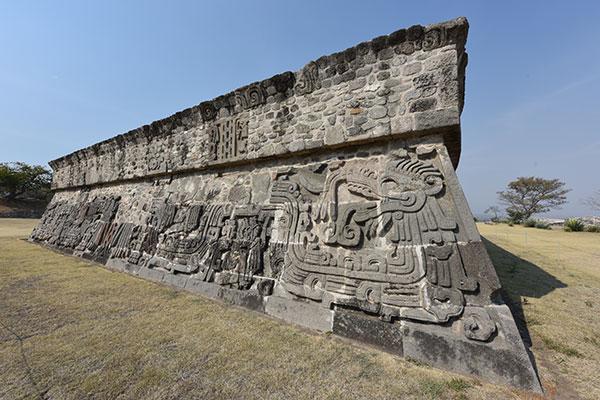 Další zastávkou na cestě do "stříbrného města Taxco bude starobylé Teotenango, posvátné město založené asi před 1500 lety s pyramidovými platformami, paláci a hřištěm na míčovou hru.