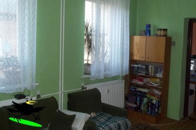 S t r á n k a 7 - kanalizace ano - plyn ano - elektřina ano - telefon ano - dálkové topení ano ze společné plynové kotelny v suterénu domu specifika nemovitosti kladné stránky osluněný byt, BJ po