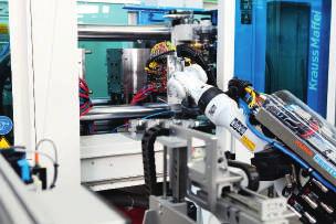 Robotizace Kuka vyvíjí řešení k okamžitému použití v průmyslu plastů Na plastikářském veletrhu K 2016 konaném v říjnu minulého roku v Düsseldorfu představila společnost KUKA Robotics uplatnění