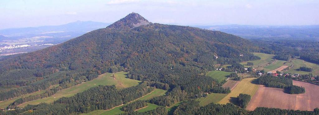směry). Jeskyně není volně přístupná. Jedná se o nejvýznamnější krasovou jeskyni v severních Čechách. Na lokalitě se nachází i další krasové jevy, např. škrapy a drobný pramenní vývěr.