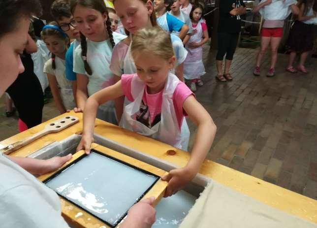 Nejprve jsme si prohlédli muzeum a historii ruční výroby papíru, mohli jsme vidět i zmenšený model výrobní linky, zhlédli jsme videoprojekci o papírně a okolí a pak jsme již přešli do provozních