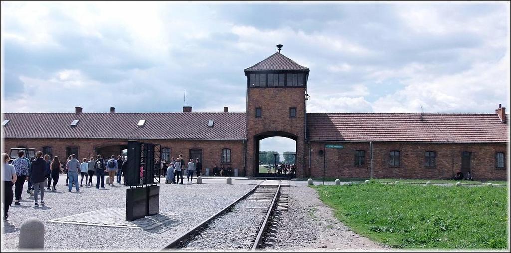 Skupinu doprovázely paní ředitelka Vopatová a paní učitelka Hrůzová. Jesenické pak doplnilo deset žáků ZŠ Kralovice s paní ředitelkou Kronďákovou. Ve čtvrtek 25.