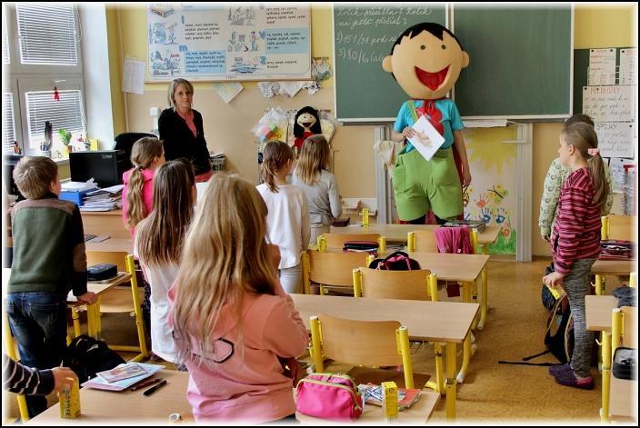 proti obezitě na I. stupni ZŠ. Děti se každý týden těší na novou dodávku ovoce nebo zeleniny.