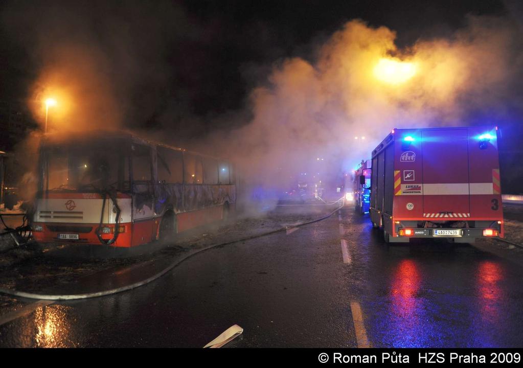 Hasičský záchranný sbor hlavního města Prahy Statistická ročenka 2010 POŽÁR AUTOBUSU MHD Praha 2, Odborů 278/4 OHLÁŠENO 22. 1. 2010 v 23.58 NÁSLEDKY POŽÁRU: 4.000.