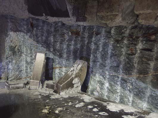 Obr. 5 Spilitový masiv v okně řezné hlavy Fig. 5 Spilite massif in a cutterhead window Na úpatí kopce Chlum probíhala ražba v prostředí velmi až mírně zvětralého spilitu pevnosti R4 R3.