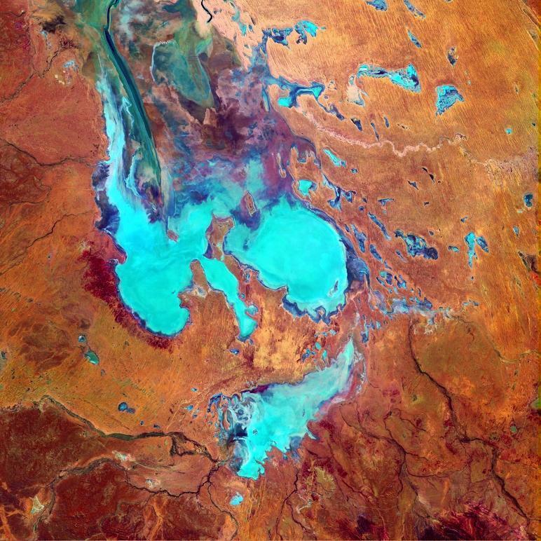 Obr. Hd_37. Vyschlé Eyreovo jezero. Voda na tomto snímku se jeví jako černá plocha, v případě mělké vody jako tmavě modrozelená. Foto NASA, převzato ze zdroje: Wikipedia.